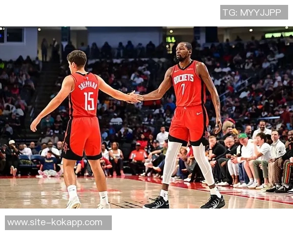 杜兰特称赞谢泼德训练营表现称其侵略性提升球队整体水平 杜兰特称赞谢泼德训练营表现称其侵略性提升球队整体水平