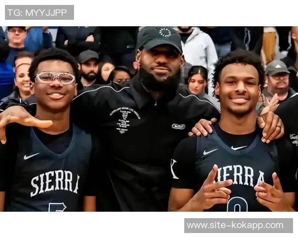 老父亲的骄傲詹姆斯分享多张身穿儿子布莱斯球衣观赛的温馨瞬间