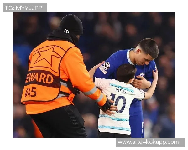 有爱！梅西用手擦拭大巴车窗，让小球迷能够更好地看清自己